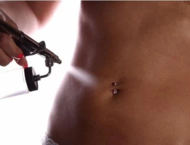 Τεχνητό μαύρισμα: Πόσο ασφαλές είναι - Τι πρέπει να ξέρετε για τα σπρέι μαυρίσματος